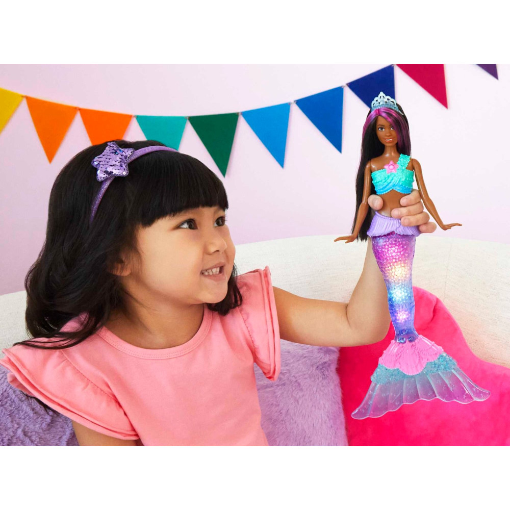 Barbie Sereia Dreamtopia com cauda iluminada e cabelo com mechas rosa